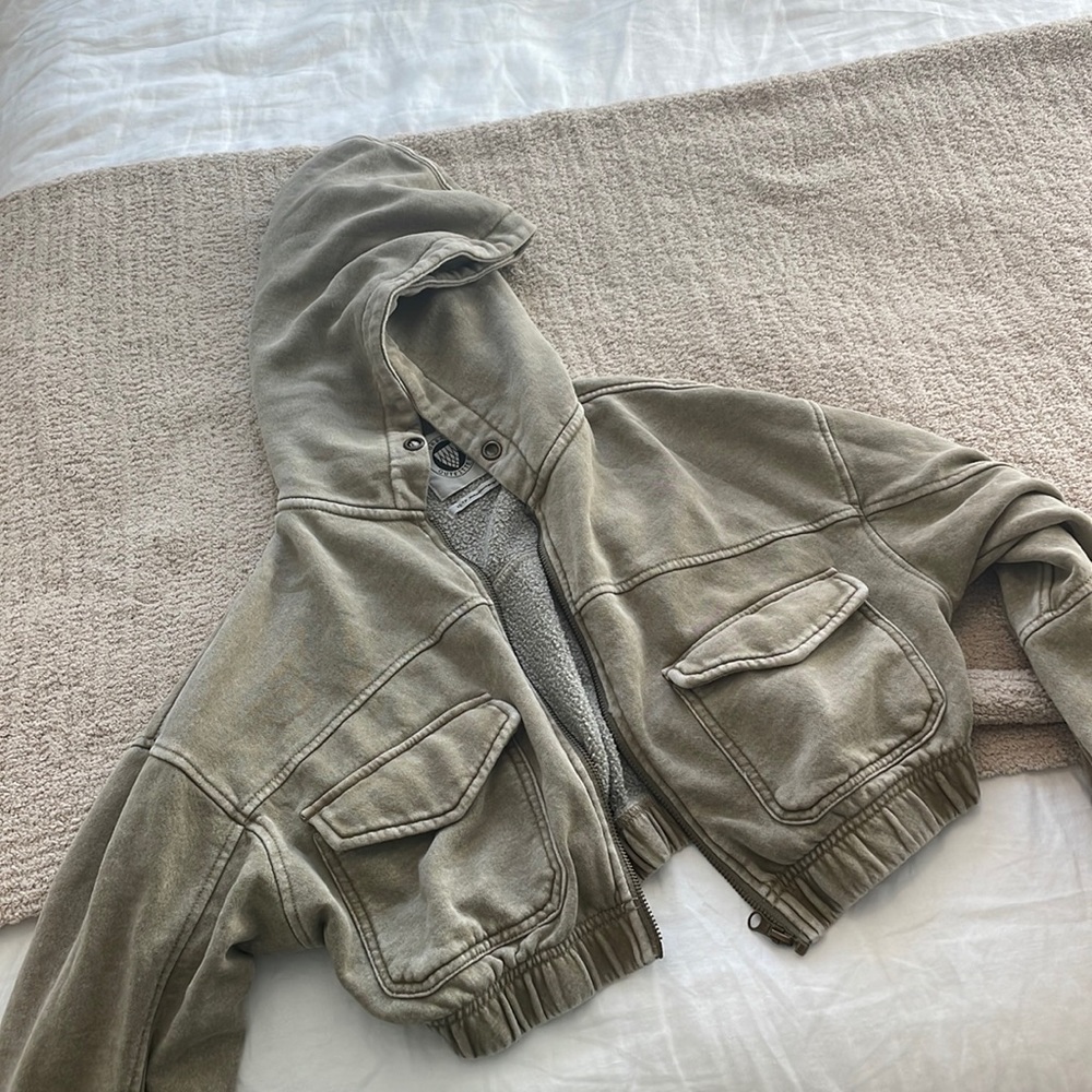 Urban Outfitters light green cropped sweater shirt with zipper (XS)